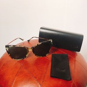 Persol sunglasses + case + cleaning cloth